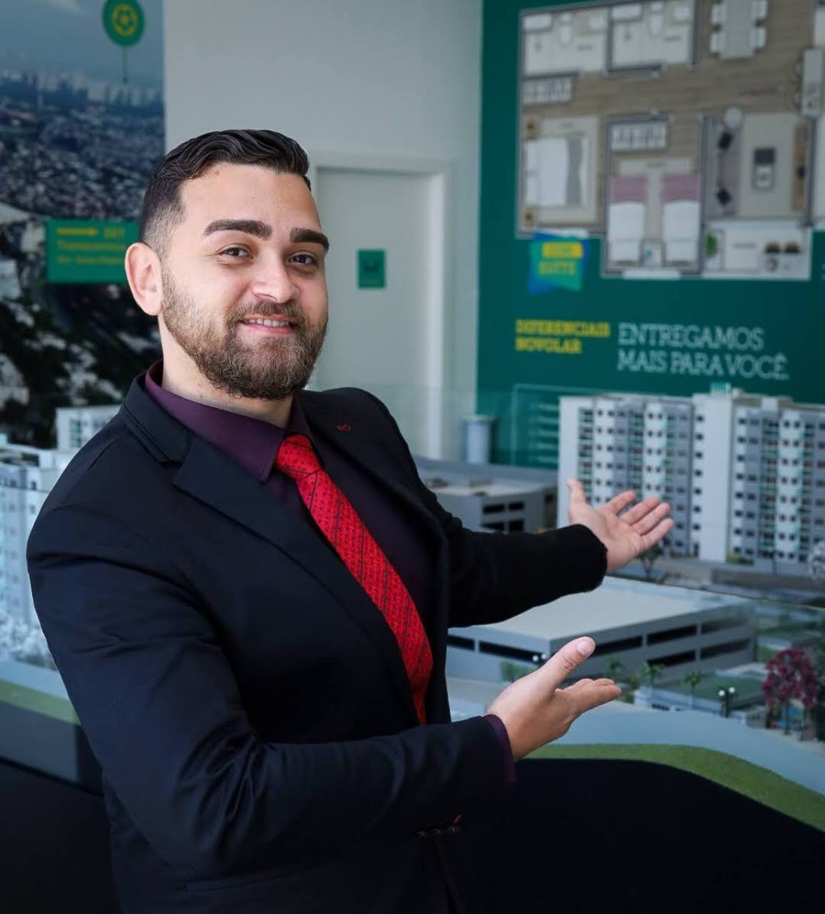 Alberto Junior apresentando um empreendimento imobiliário